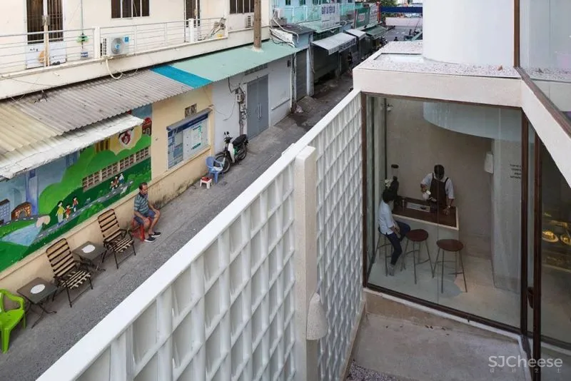 外立面使用咖啡滴漏元素的街角咖啡馆