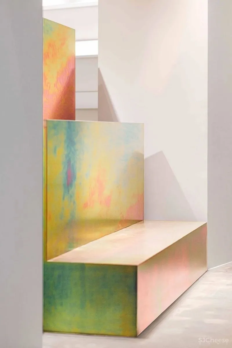 多品牌概念店Kapok ,标志性虹彩铬钢和亮白色立面打造独特空间记忆