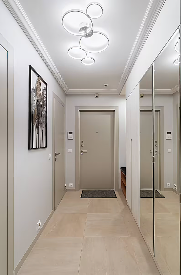 为了营造居住的本真感,设计师利用大量的木料与自然美景进行装饰