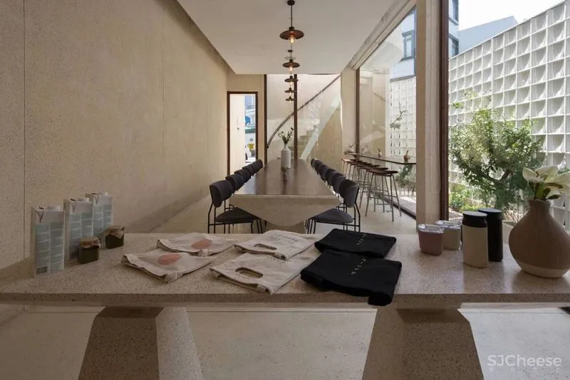 外立面使用咖啡滴漏元素的街角咖啡馆