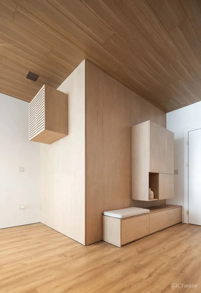 室外的喧嚣吵闹与室内的宁静温馨,在这个146平米的家中,达到了平衡