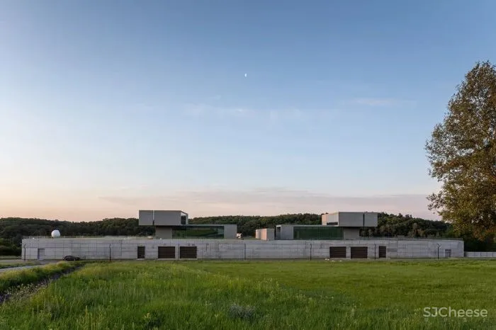 致敬安藤忠雄!5000㎡极简豪宅,用3万吨土“垫高“5米,只为看个风景?