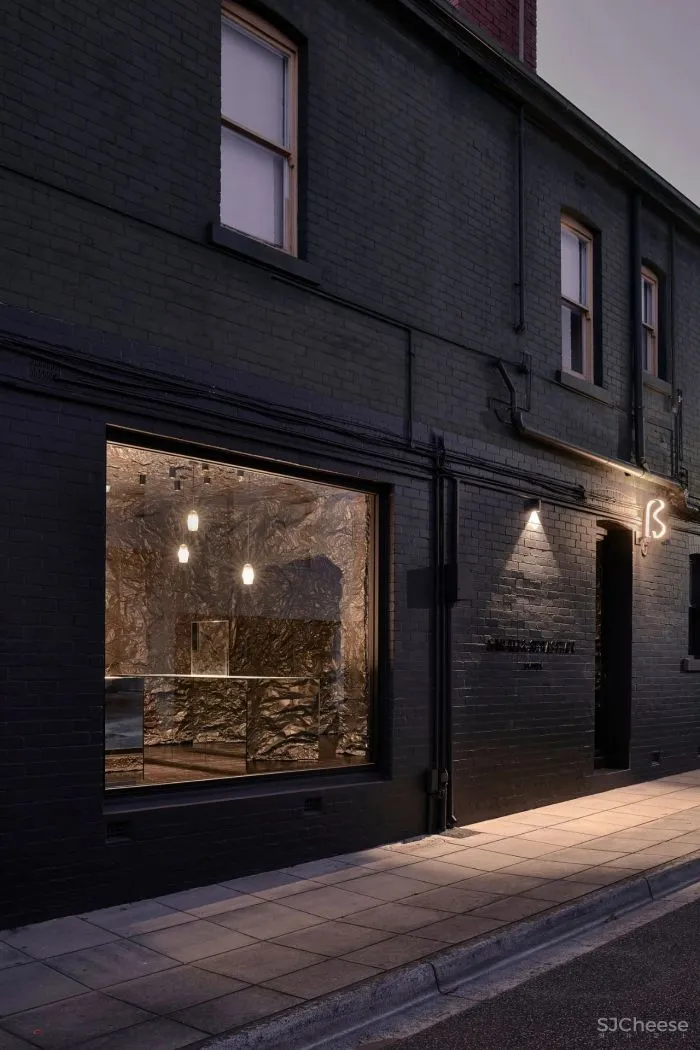 沉浸式珠宝店设计,怪异的洞穴风格,带我们踏上了一段深海之旅