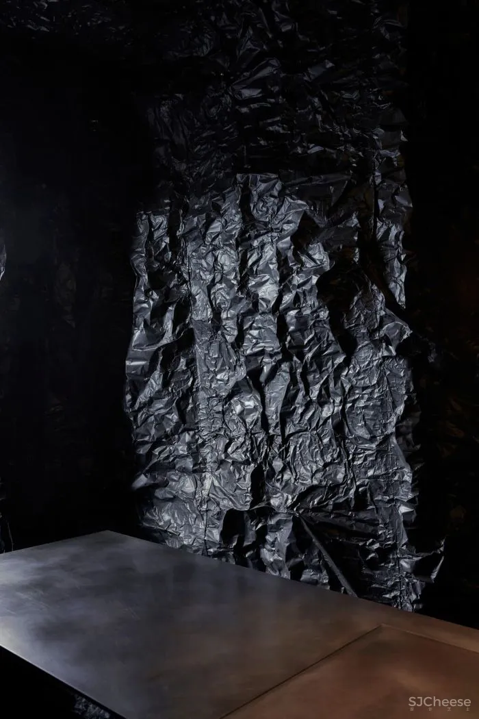 沉浸式珠宝店设计,怪异的洞穴风格,带我们踏上了一段深海之旅