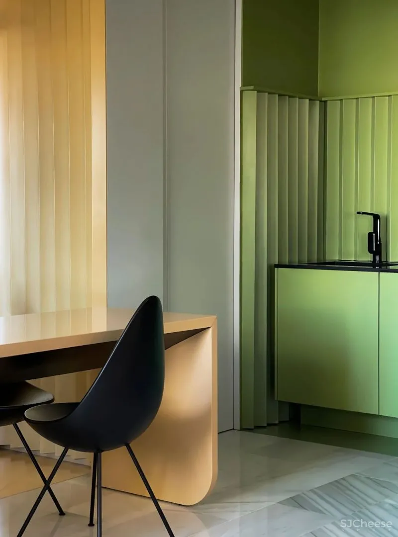 设计师可能有强迫症,不仅让墙面褶皱,还为每个功能区定义了不同的色彩!