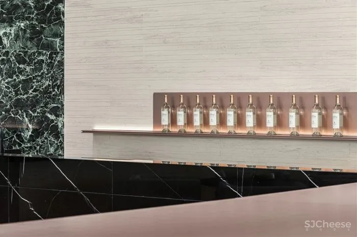 在白色盒子的建筑中进行一场华丽的逐光游戏