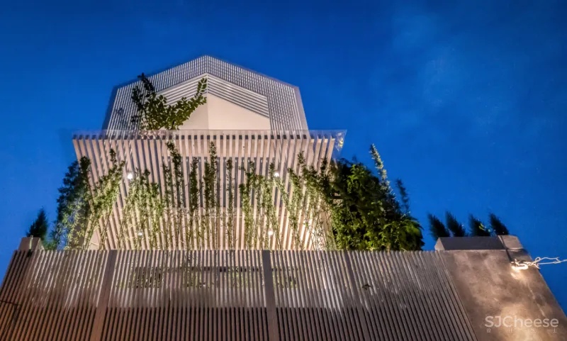 这是一座具有意义的三层住宅，它成为疫情下的一道光，照亮了整个家庭