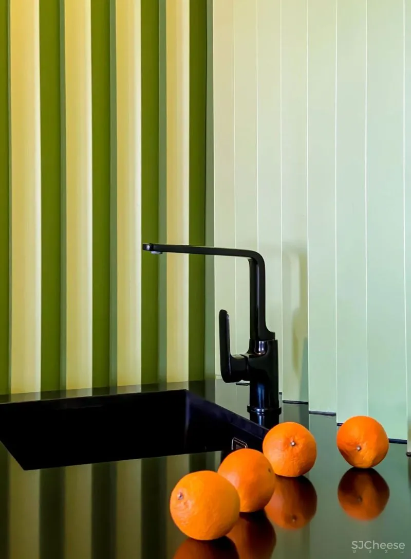 设计师可能有强迫症,不仅让墙面褶皱,还为每个功能区定义了不同的色彩!