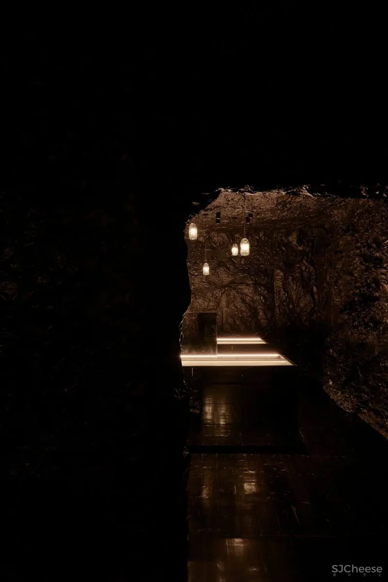 UNDER THE SEA SARAH - SEBASTIAN ARMADALE BY RUSSELL - GEORGE.