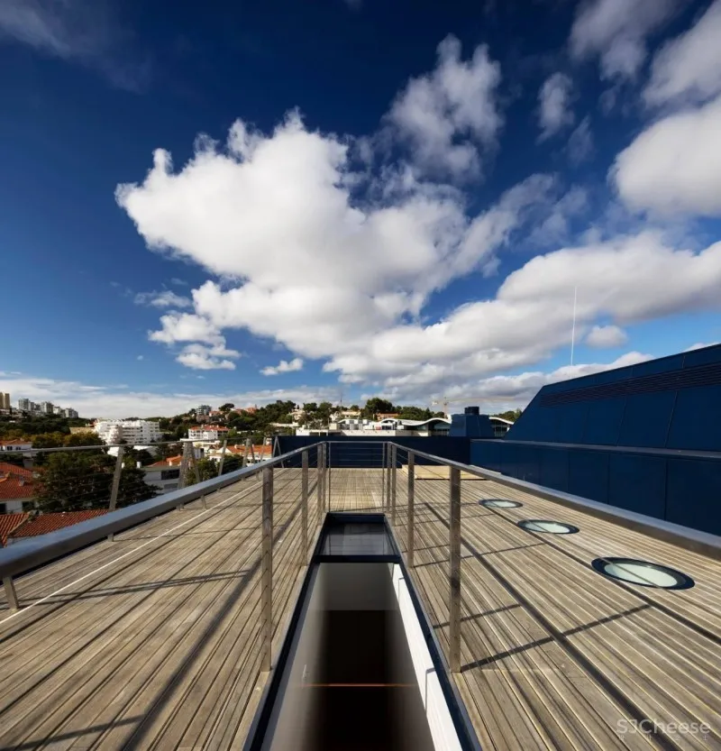 用20,000块陶瓷做外立面的公寓楼,内部却是极简的精装标准