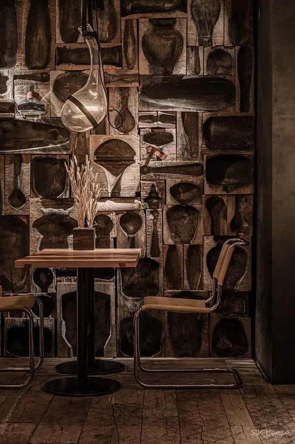 一个19世纪的6层老建筑,被改造成5个概念酒吧和餐吧,由低往高,越往上走越上头!