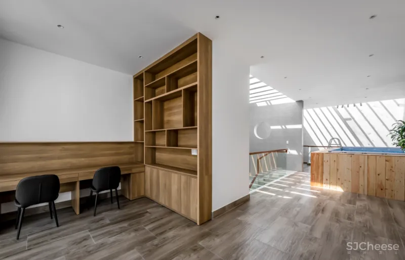 这是一座具有意义的三层住宅，它成为疫情下的一道光，照亮了整个家庭