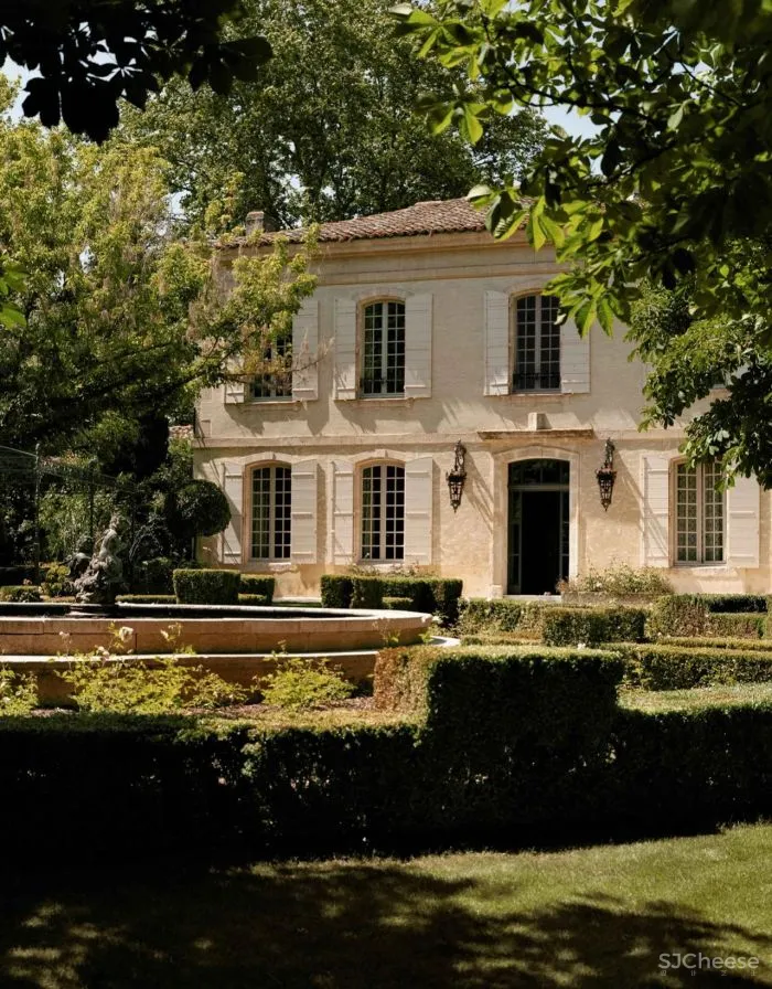 普罗旺斯百年建筑改造的精品酒店,建筑的时间感比薰衣草更迷人!