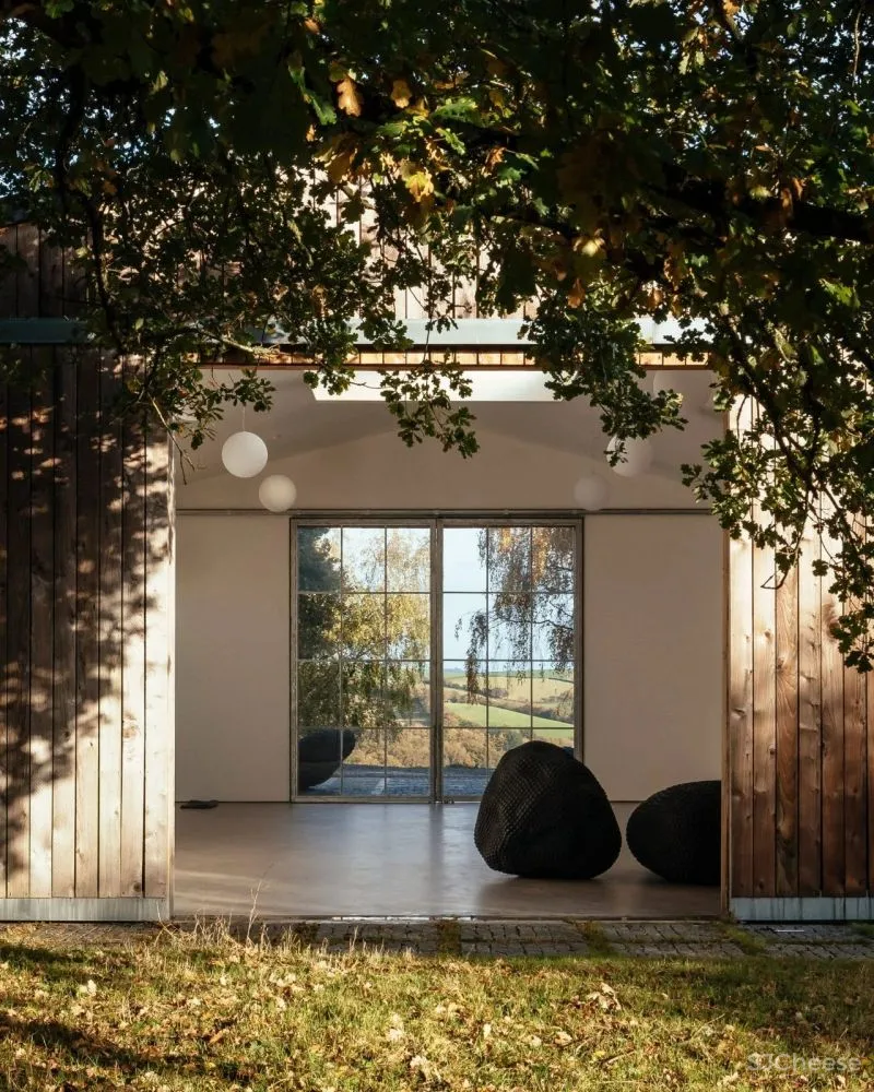 建筑师改造乡下仓房,送给雕塑家老爸做工作室,房子的打开方式太特别了!