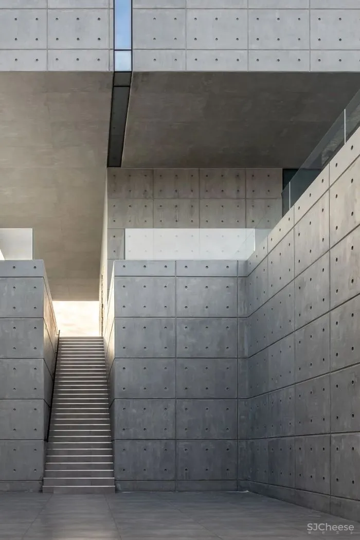 致敬安藤忠雄!5000㎡极简豪宅,用3万吨土“垫高“5米,只为看个风景?