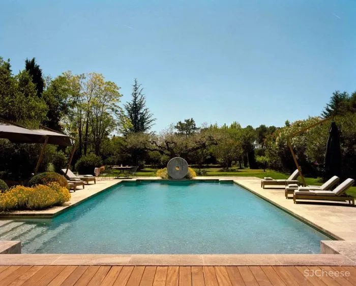 普罗旺斯百年建筑改造的精品酒店,建筑的时间感比薰衣草更迷人!