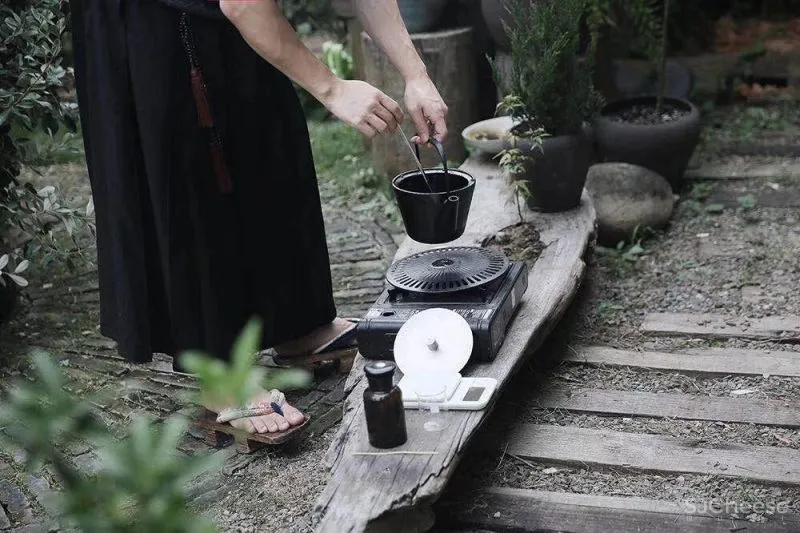 90后独居男生和他1500m²的极简住宅