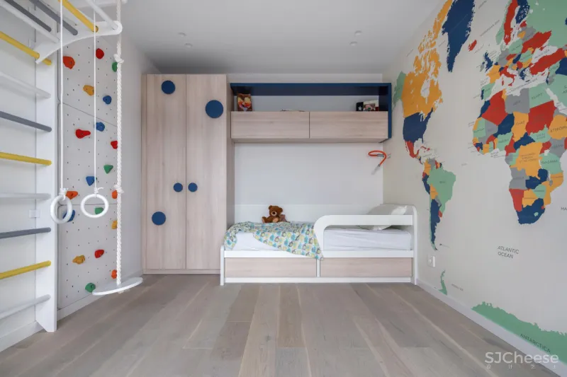 为了追求宁静的空间,设计师利用黑白灰降低家具的存在感