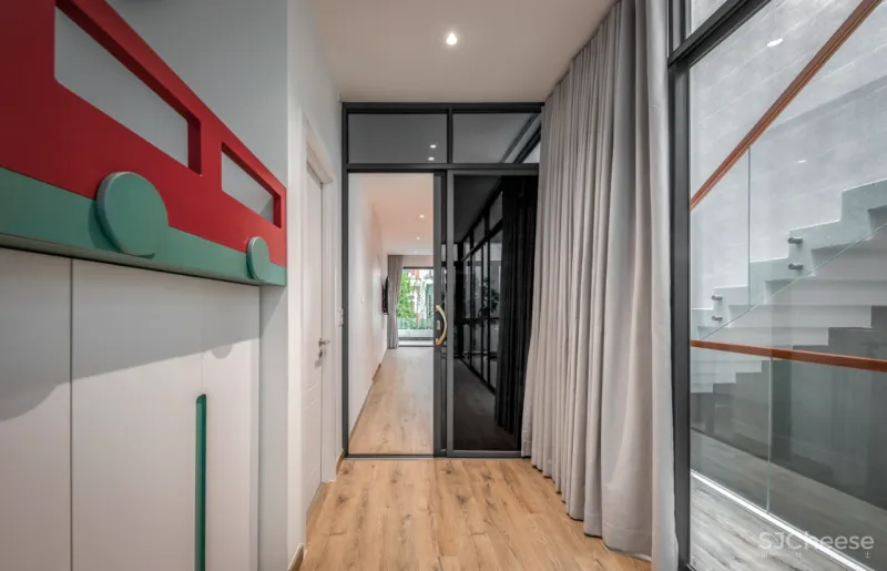 这是一座具有意义的三层住宅，它成为疫情下的一道光，照亮了整个家庭