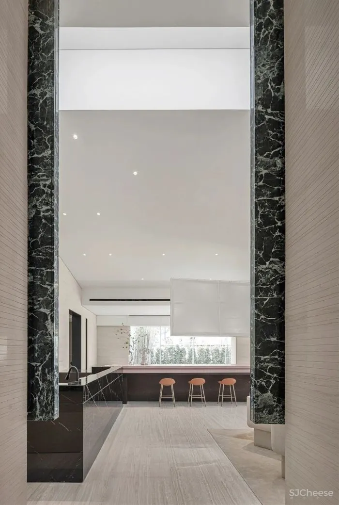 在白色盒子的建筑中进行一场华丽的逐光游戏