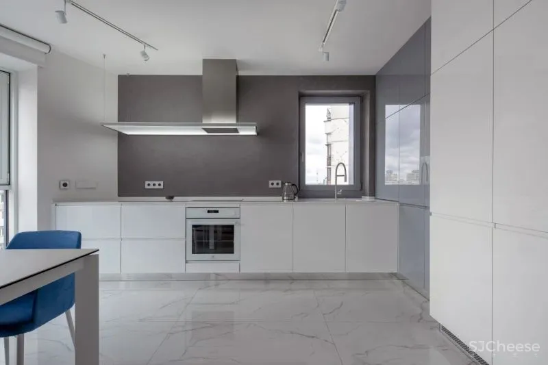 为了追求宁静的空间,设计师利用黑白灰降低家具的存在感