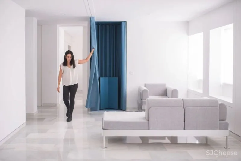 设计师可能有强迫症,不仅让墙面褶皱,还为每个功能区定义了不同的色彩!