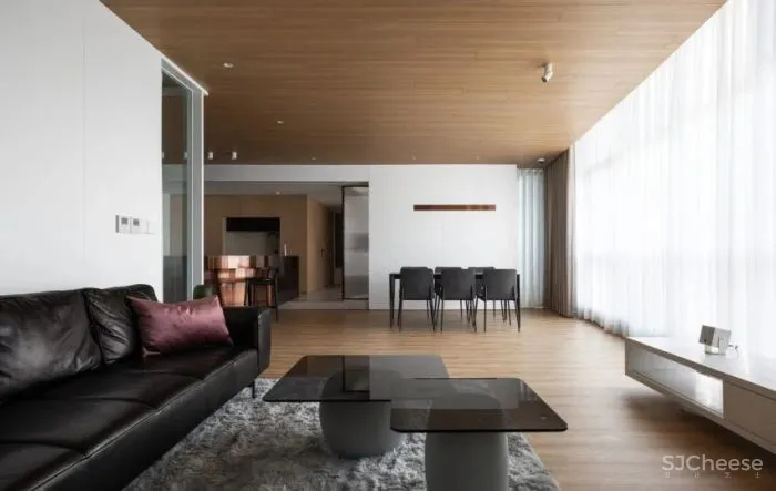 室外的喧嚣吵闹与室内的宁静温馨,在这个146平米的家中,达到了平衡