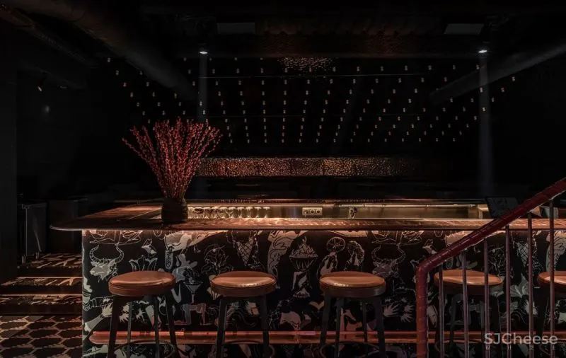 一个19世纪的6层老建筑,被改造成5个概念酒吧和餐吧,由低往高,越往上走越上头!