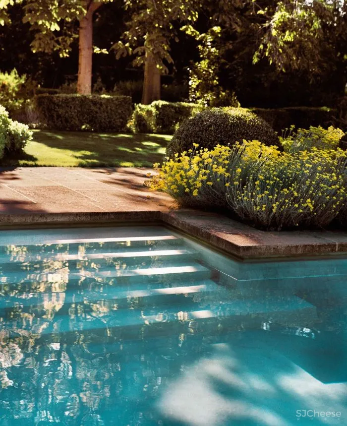 普罗旺斯百年建筑改造的精品酒店,建筑的时间感比薰衣草更迷人!