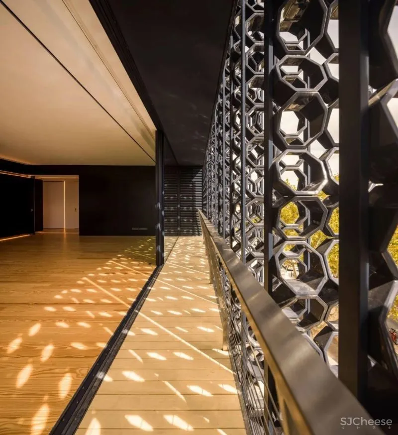 用20,000块陶瓷做外立面的公寓楼,内部却是极简的精装标准