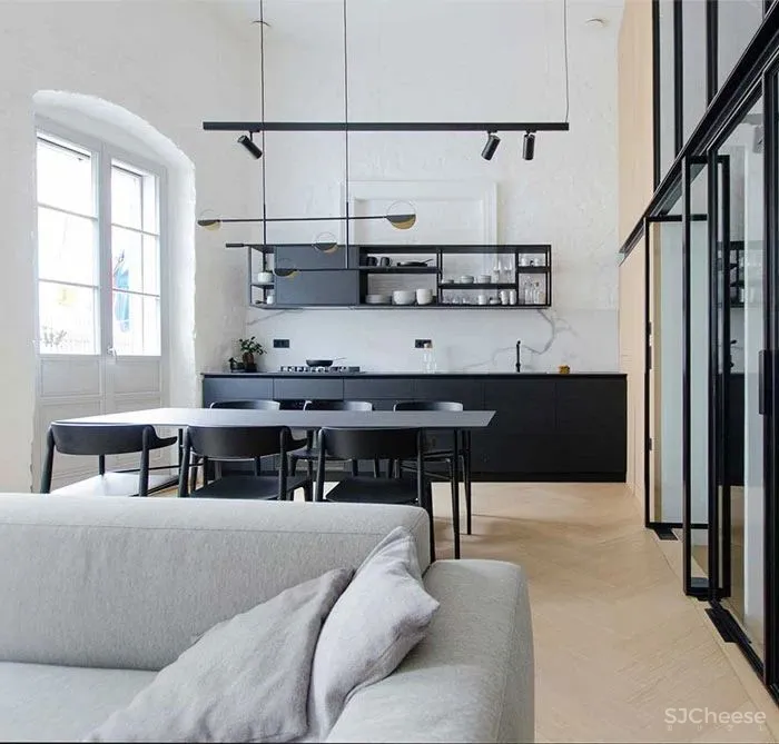 在空间中建夹层,让仅有三处彩光点的家居然如此明媚!