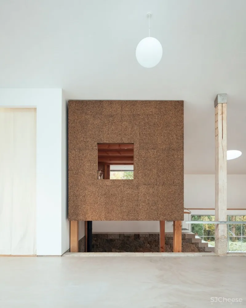 建筑师改造乡下仓房,送给雕塑家老爸做工作室,房子的打开方式太特别了!