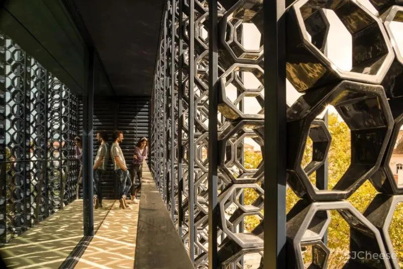 用20,000块陶瓷做外立面的公寓楼,内部却是极简的精装标准