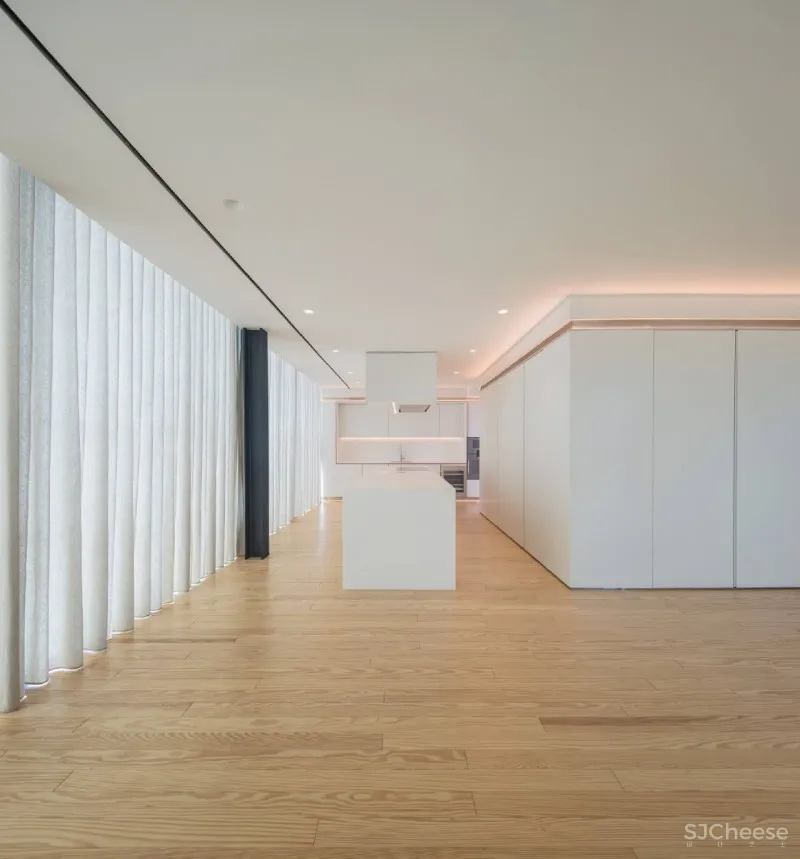 用20,000块陶瓷做外立面的公寓楼,内部却是极简的精装标准