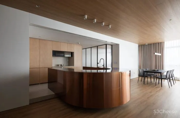 室外的喧嚣吵闹与室内的宁静温馨,在这个146平米的家中,达到了平衡