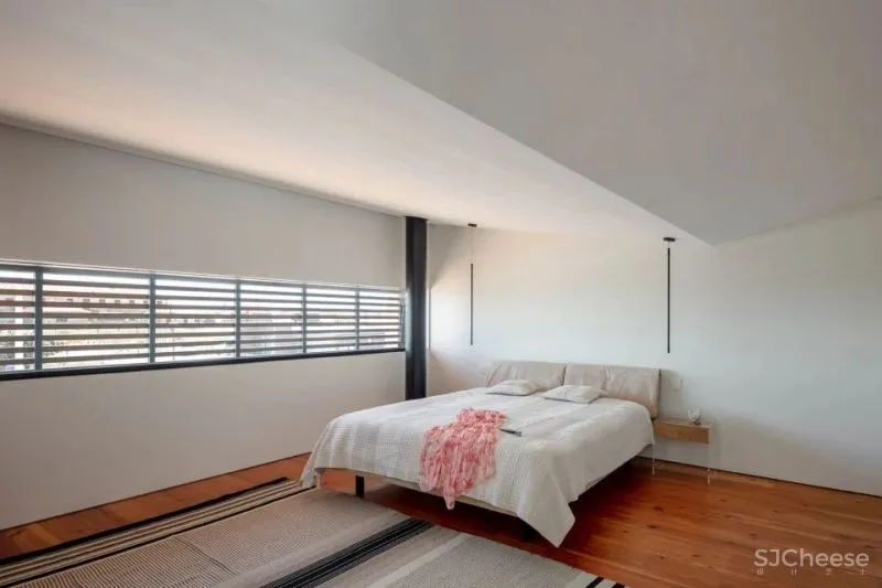 PF Architecture Studio 以中世纪蝶形屋顶为扩建设计的海边别墅