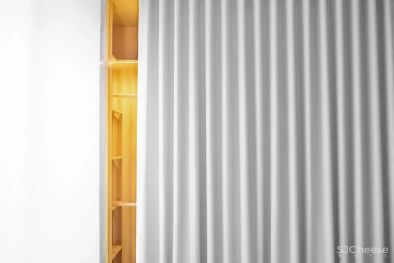 设计师可能有强迫症,不仅让墙面褶皱,还为每个功能区定义了不同的色彩!