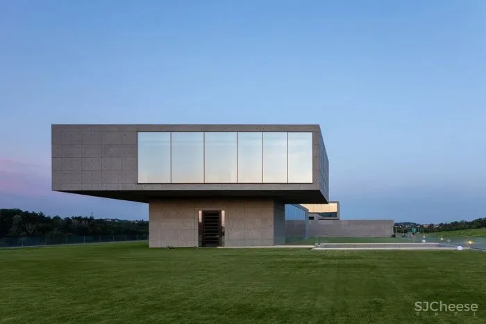 致敬安藤忠雄!5000㎡极简豪宅,用3万吨土“垫高“5米,只为看个风景?