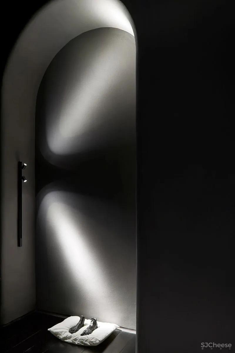 超未来主义健身房,动态数字装置营造充满活力的氛围