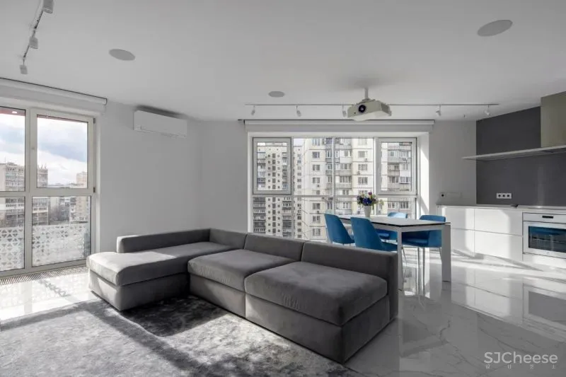 为了追求宁静的空间,设计师利用黑白灰降低家具的存在感