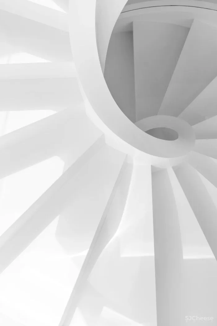 致敬安藤忠雄!5000㎡极简豪宅,用3万吨土“垫高“5米,只为看个风景?