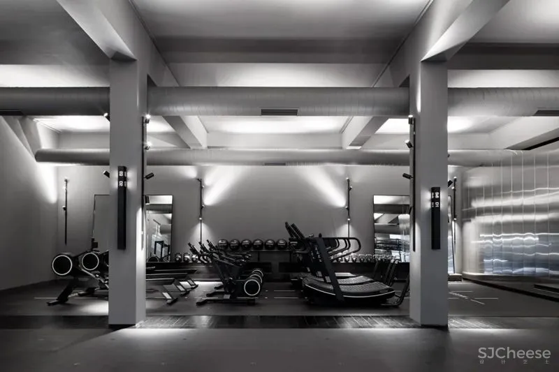 超未来主义健身房,动态数字装置营造充满活力的氛围