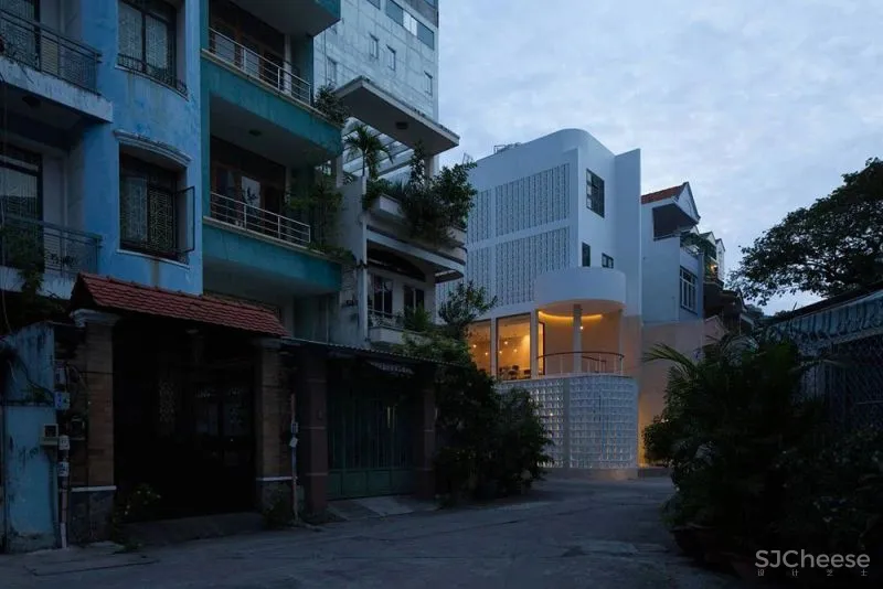 外立面使用咖啡滴漏元素的街角咖啡馆