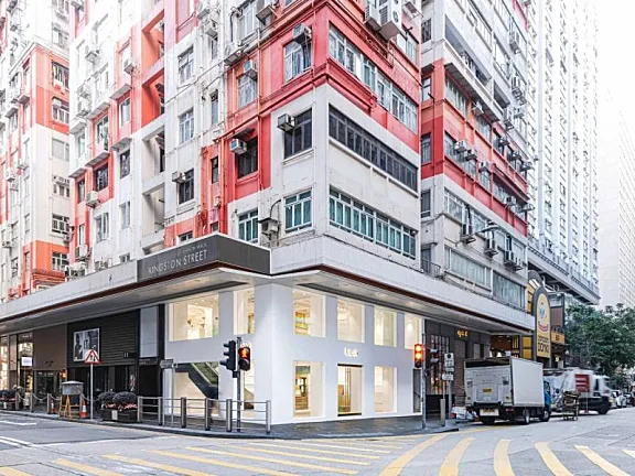 多品牌概念店Kapok ,标志性虹彩铬钢和亮白色立面打造独特空间记忆