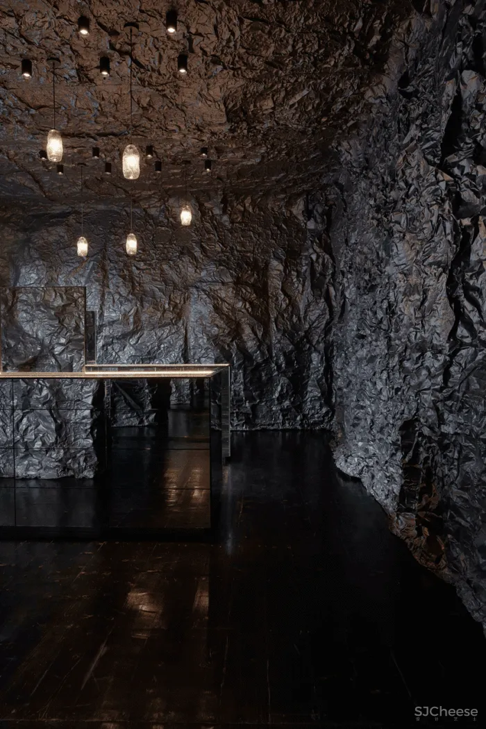 沉浸式珠宝店设计,怪异的洞穴风格,带我们踏上了一段深海之旅