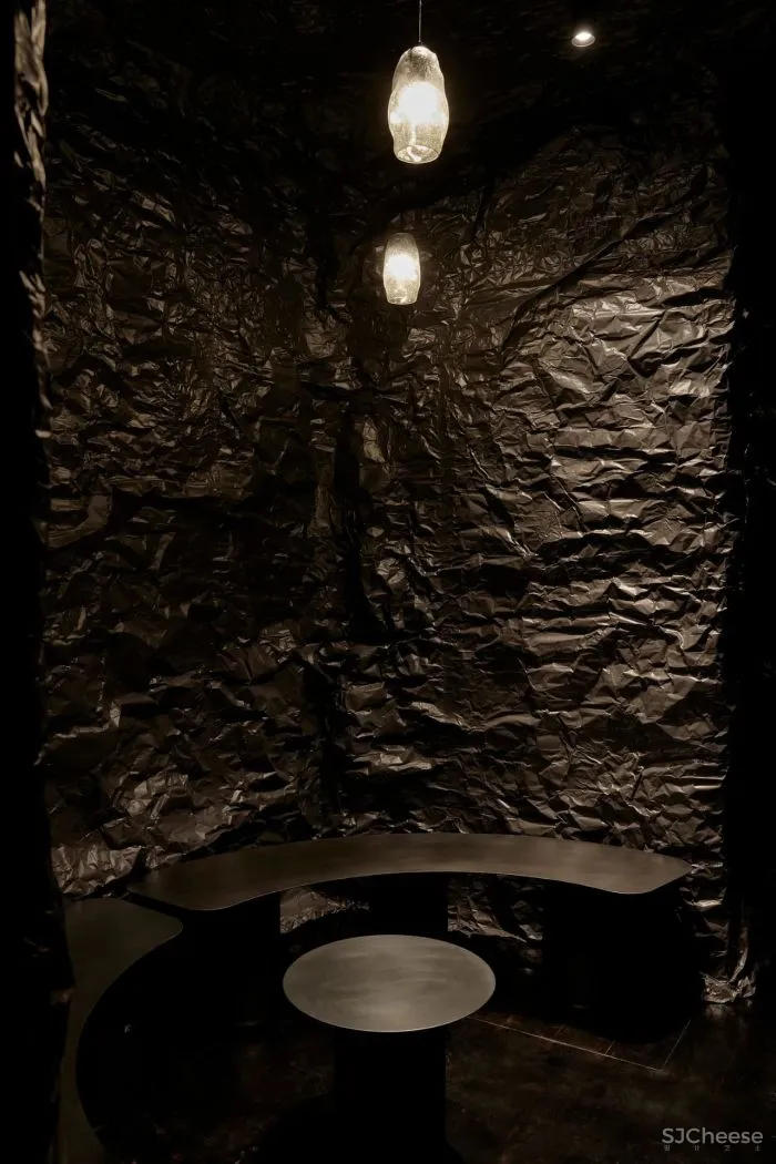 沉浸式珠宝店设计,怪异的洞穴风格,带我们踏上了一段深海之旅