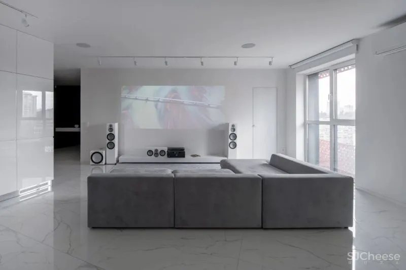 为了追求宁静的空间,设计师利用黑白灰降低家具的存在感