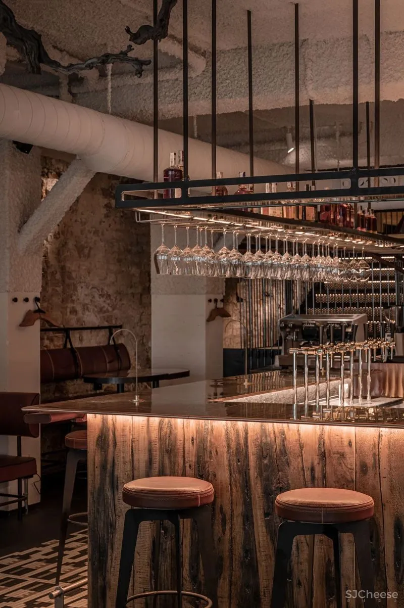 一个19世纪的6层老建筑,被改造成5个概念酒吧和餐吧,由低往高,越往上走越上头!