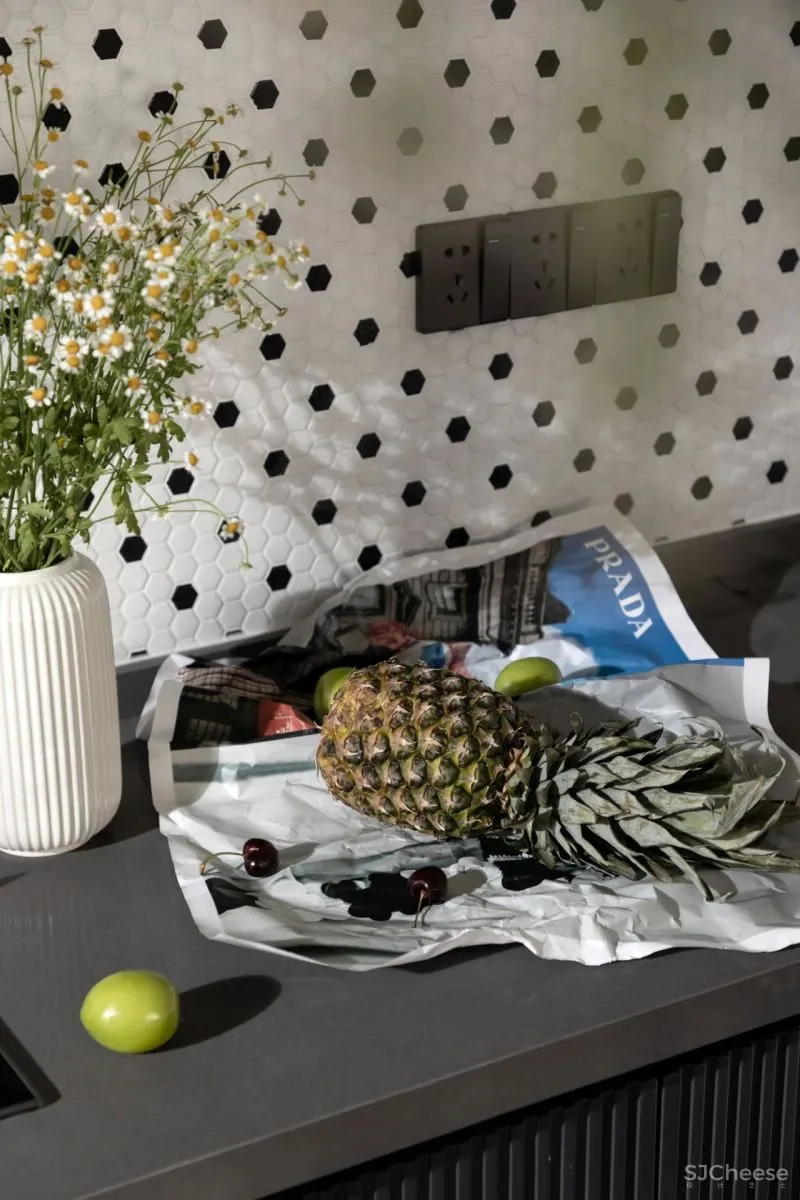 波普元素+红色,热烈自由的现代主义 菲拉设计