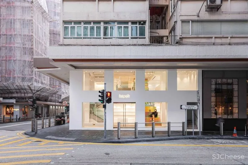 多品牌概念店Kapok ,标志性虹彩铬钢和亮白色立面打造独特空间记忆